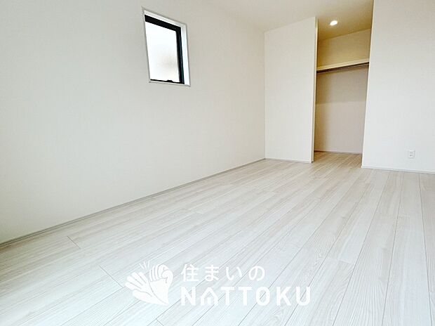 【現地写真（寝室）】木目の美しさを際立たせるシンプルデザインの建具を使用しています。