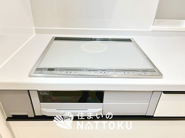 【ビルトインコンロ】フラットな構造で清掃性が高く、過熱防止センサー付３口タイプで日頃の家事も快適です。