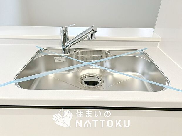 【浄水器内臓型ハンドシャワー付シンク】傷や汚れが付きにくい静音仕様の全面エンボス加工シンク。
また、蛇口の先端に浄水器を内蔵。浄水シャワーが使える毎分4リットルのたっぷり浄水。