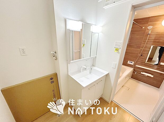 【洗面台・洗面所】鏡の両サイドは、必要なものを取出しやすく、大きな鏡面で朝の準備も快適。
使いやすいリフトアップ機能付きのシングルレバーシャワー水栓付です。