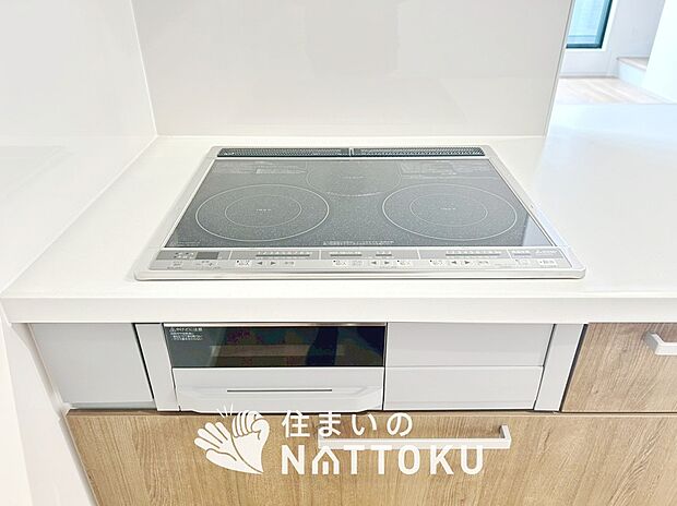【ビルトインコンロ】フラットな構造で清掃性が高く、過熱防止センサー付３口タイプで日頃の家事も快適です。