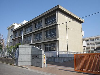 明石市立衣川中学校 290ｍ(徒歩4分)