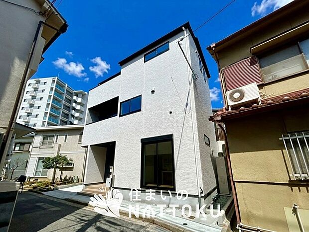 【現地写真（外観）】軽くて火災に強い屋根材を採用し、地震時の建物への負担や揺れを軽減しています。