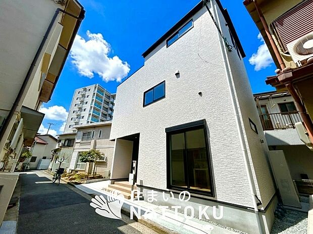 【現地写真（前道含む外観）】お引渡し後も無償の定期点検を行っており、暮らしの安心をお届けしています。