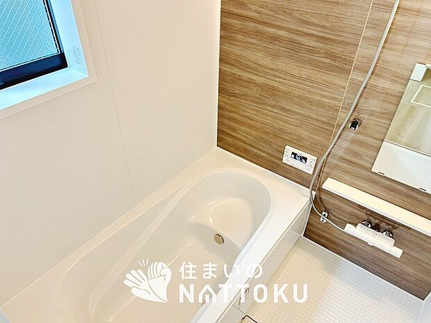 【現地写真（浴室）】浴室暖房乾燥機付き。１坪タイプで広々です。