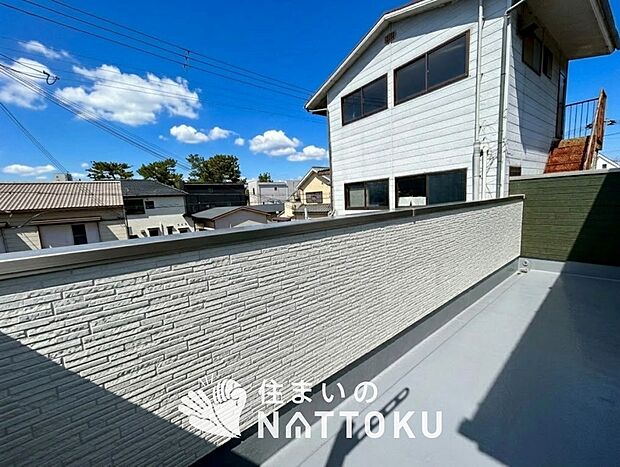 【バルコニー】奥行きが広く、洗濯物をゆったりと干せる十分な広さで、家族の洗濯も捗ります。