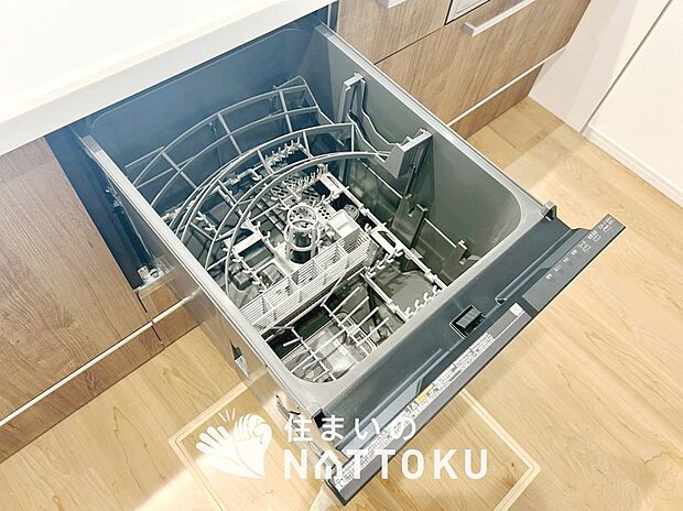 【食器洗い乾燥機】食後の時間にゆとりを与えてくれる食器洗い乾燥機。
操作ボタンも上面にあるので、腰をかがめずに操作ができラクラクです。