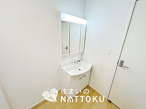 【洗面台・洗面所】鏡の両サイドは、必要なものを取出しやすく、大きな鏡面で朝の準備も快適。
使いやすいリフトアップ機能付きのシングルレバーシャワー水栓付です。