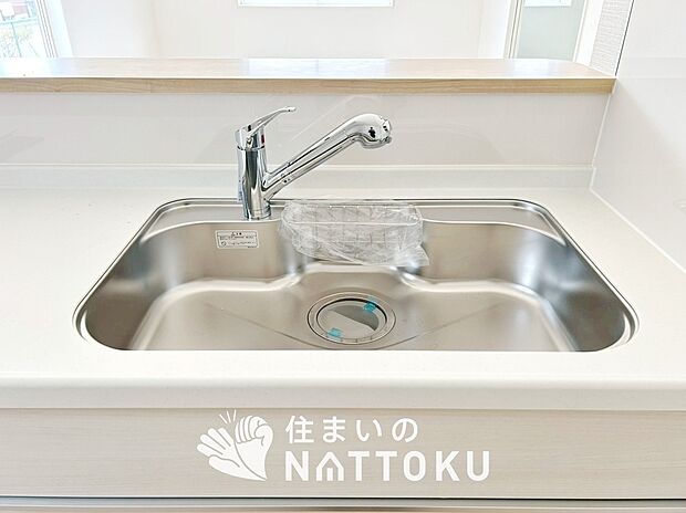 【浄水器内臓ハンドシャワー付シンク】広々とした凸型シンクに洗剤ポケットを標準装備。すっきり収納できます。
また、蛇口の先端に浄水器を内蔵しているため場所をとりません。