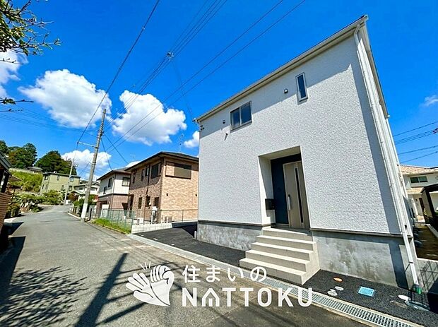 【現地写真（前道含む外観）】軽くて火災に強い屋根材を採用し、地震時の建物への負担や揺れを軽減しています。