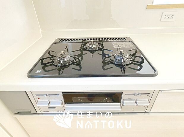 【ビルトインコンロ】フラットな構造で清掃性が高く、過熱防止センサー付３口タイプで日頃の家事も快適です。