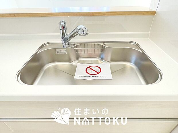 【浄水器内臓ハンドシャワー付シンク】広々とした凸型シンクに洗剤ポケットを標準装備。すっきり収納できます。
また、蛇口の先端に浄水器を内蔵しているため場所をとりません。