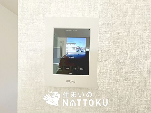 【TVモニター付インターホン】手放し通話ができ、送話表示灯で送話・受話状態が確認できます。
映像と音声で玄関先の様子をチェックできるモニター機能や、夜間の訪問者の顔も確認できるLEDライトを装備しています。