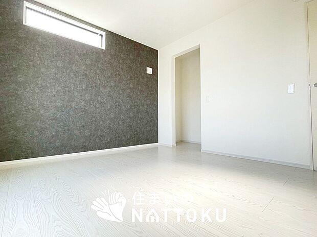 【現地写真(寝室)】木目の美しさを際立たせるシンプルデザインの建具を使用しています。