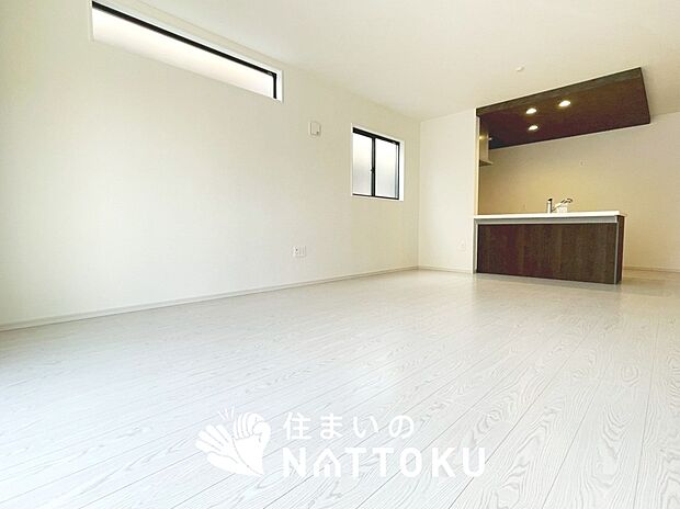 【現地写真(リビング)】フローリング材には、木目、色調など木材特有の風合いがあり、ナチュラルな美しさになっています。