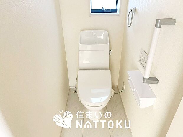 【トイレ】汚れてもサッとひと拭きでお手入れ簡単、エコ仕様の温水洗浄便座付きのトイレです。
バリアフリーにも配慮しています。