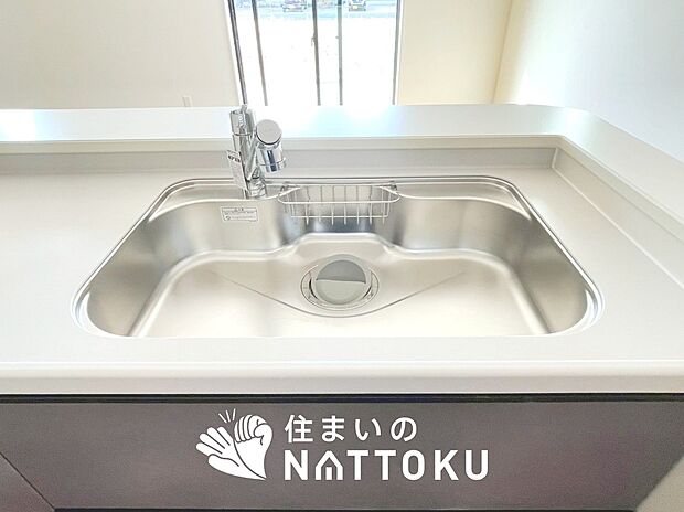 【浄水器内臓型ハンドシャワー付シンク】傷や汚れが付きにくい静音仕様の全面エンボス加工シンク。
また、蛇口の先端に浄水器を内蔵。浄水シャワーが使える毎分4リットルのたっぷり浄水。