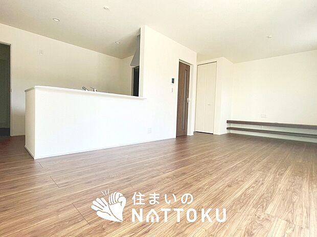 【現地写真(リビング)】フローリング材には、木目、色調など木材特有の風合いがあり、ナチュラルな美しさになっています。