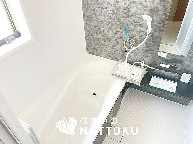 【現地写真(浴室)】浴室暖房乾燥機付き。1坪タイプで広々です。