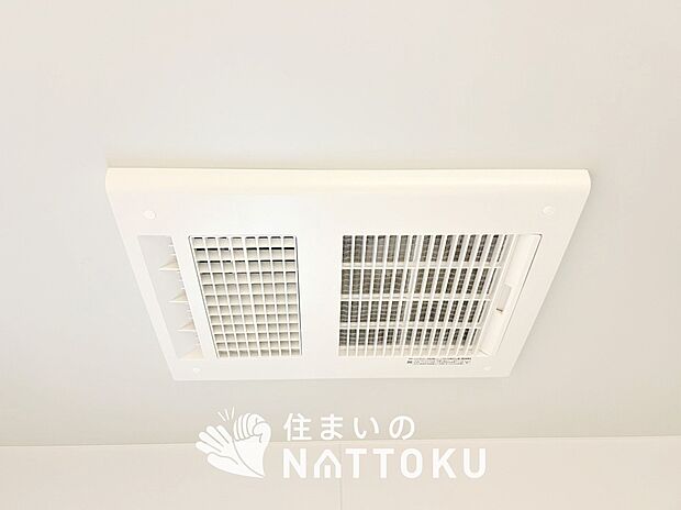 【浴室暖房換気乾燥機】サイドブロー機能で、乾燥効率アップです。
サイドに吹き出しを搭載することにより浴室内を端まで循環する気流ができ、さらに省エネ性能がアップします。