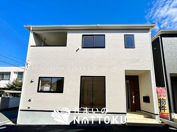 【現地写真（外観）【１号地】】軽くて火災に強い屋根材を採用し、地震時の建物への負担や揺れを軽減しています。