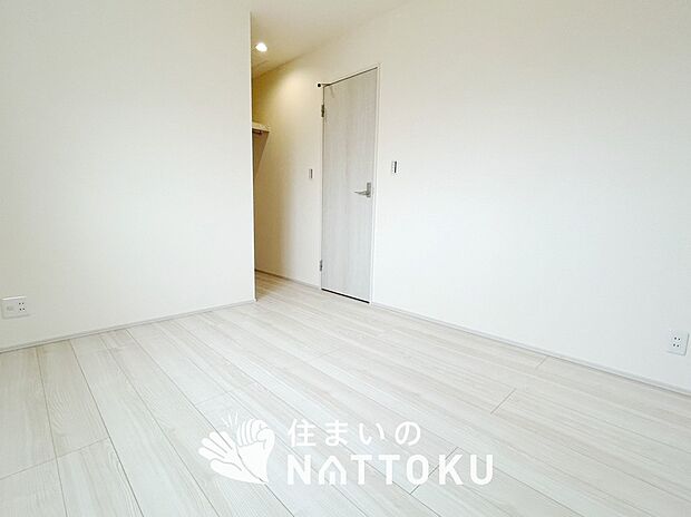 【現地写真(寝室)】木目の美しさを際立たせるシンプルデザインの建具を使用しています。