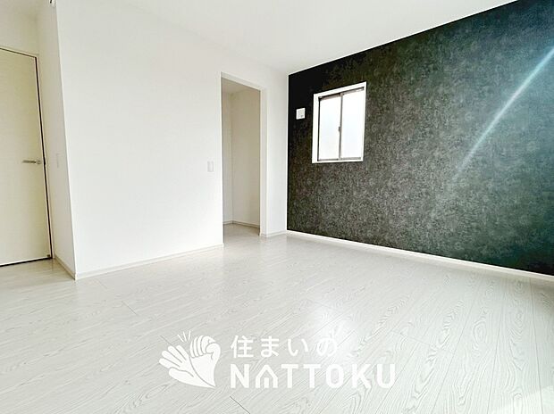 【現地写真（寝室）】木目の美しさを際立たせるシンプルデザインの建具を使用しています。