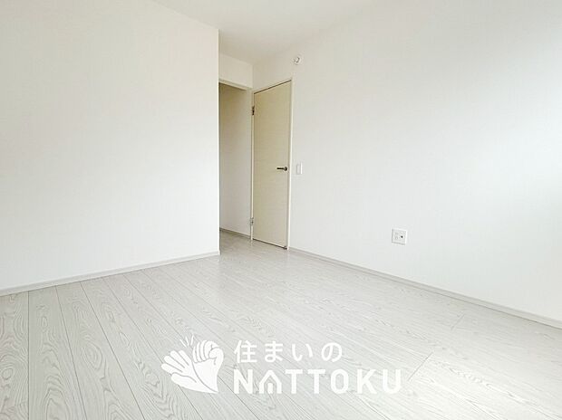 【現地写真（洋室）】木目の美しさを際立たせるシンプルデザインの建具を使用しています。