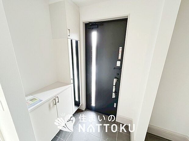 【現地写真（玄関）】玄関には、大型のシューズ収納を設置しています。