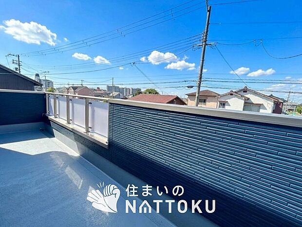 【バルコニー】奥行きが広く、洗濯物をゆったりと干せる十分な広さで、家族の洗濯も捗ります。