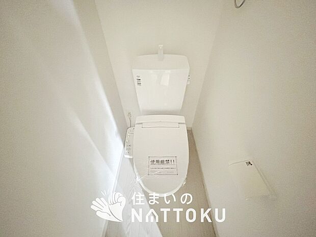 【トイレ】汚れてもサッとひと拭きでお手入れ簡単、エコ仕様の温水洗浄便座付きのトイレです。
バリアフリーにも配慮しています。