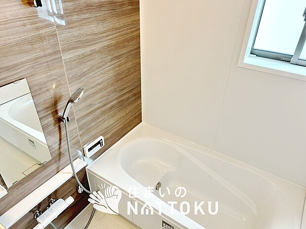 【現地写真（浴室）】浴室暖房乾燥機付き。１坪タイプで広々です。