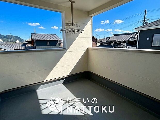 【バルコニー】奥行きが広く、洗濯物をゆったりと干せる十分な広さで、家族の洗濯も捗ります。