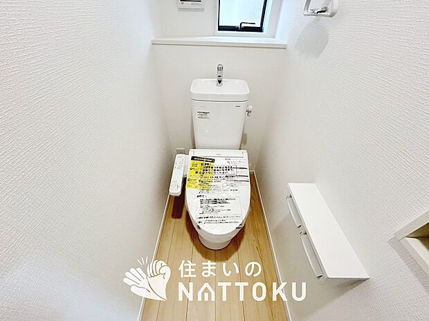 【トイレ】汚れてもサッとひと拭きでお手入れ簡単、エコ仕様の温水洗浄便座付きのトイレです。
バリアフリーにも配慮しています。