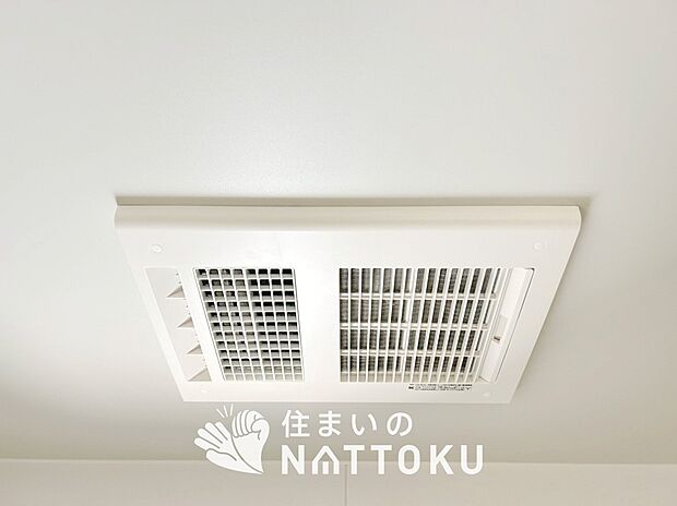 【浴室暖房換気乾燥機】サイドブロー機能で、乾燥効率アップです。
サイドに吹き出しを搭載することにより浴室内を端まで循環する気流ができ、さらに省エネ性能がアップします。