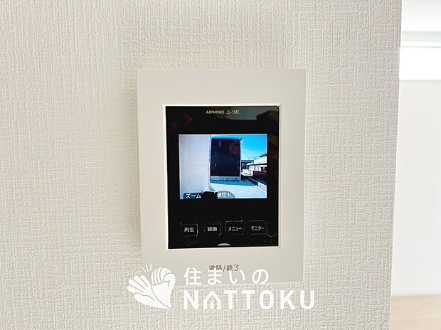 【TVモニター付インターホン】手放し通話ができ、送話表示灯で送話・受話状態が確認できます。
映像と音声で玄関先の様子をチェックできるモニター機能や、夜間の訪問者の顔も確認できるLEDライトを装備しています。