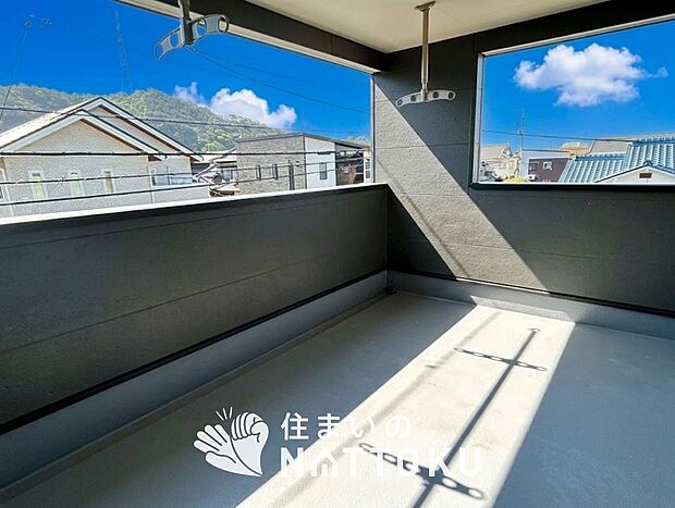 【バルコニー】奥行きが広く、洗濯物をゆったりと干せる十分な広さで、家族の洗濯も捗ります。