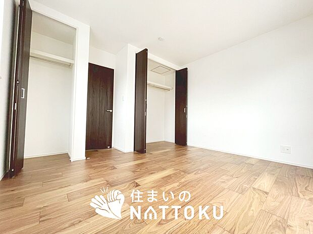 【現地写真(寝室)】木目の美しさを際立たせるシンプルデザインの建具を使用しています。