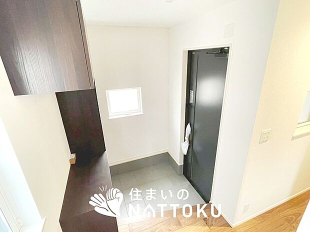 【現地写真(玄関)】玄関には、大型のシューズ収納を設置しています。