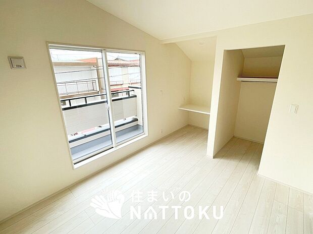 【現地写真（洋室）】木目の美しさを際立たせるシンプルデザインの建具を使用しています。