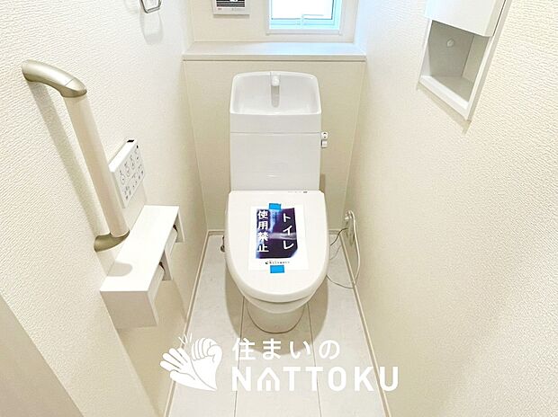 【トイレ】汚れてもサッとひと拭きでお手入れ簡単、エコ仕様の温水洗浄便座付きのトイレです。
バリアフリーにも配慮しています。