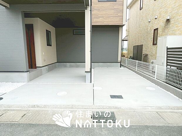 【現地写真（駐車場）】駐車スペースが広く、運転が苦手な方も安心です。