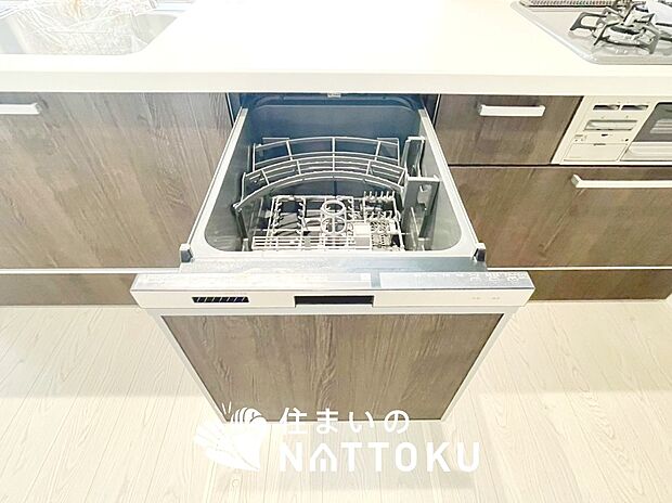 【食器洗い乾燥機】食後の時間にゆとりを与えてくれる食器洗い乾燥機。
操作ボタンも上面にあるので、腰をかがめずに操作ができラクラクです。