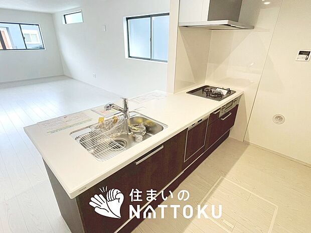 【現地写真（キッチン）】収納たっぷりのシステムキッチン、浄水器付水栓を標準装備しています。