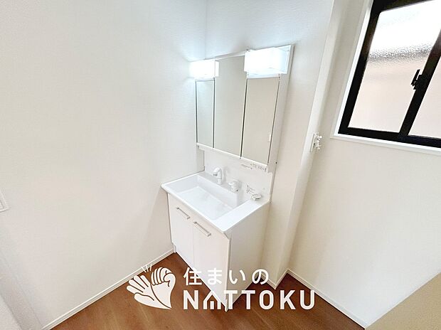 【洗面台・洗面所】鏡の両サイドは、必要なものを取出しやすく、大きな鏡面で朝の準備も快適。
使いやすいリフトアップ機能付きのシングルレバーシャワー水栓付です。