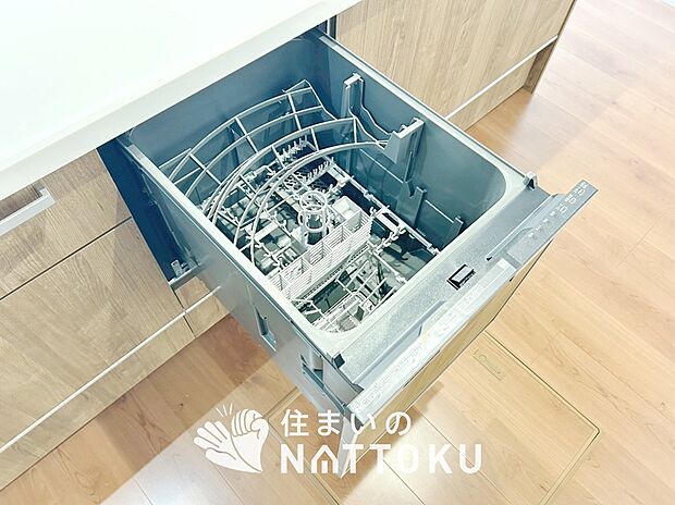 【食器洗い乾燥機】食後の時間にゆとりを与えてくれる食器洗い乾燥機。
操作ボタンも上面にあるので、腰をかがめずに操作ができラクラクです。