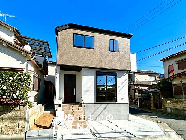 【現地写真（外観）】軽くて火災に強い屋根材を採用し、地震時の建物への負担や揺れを軽減しています。