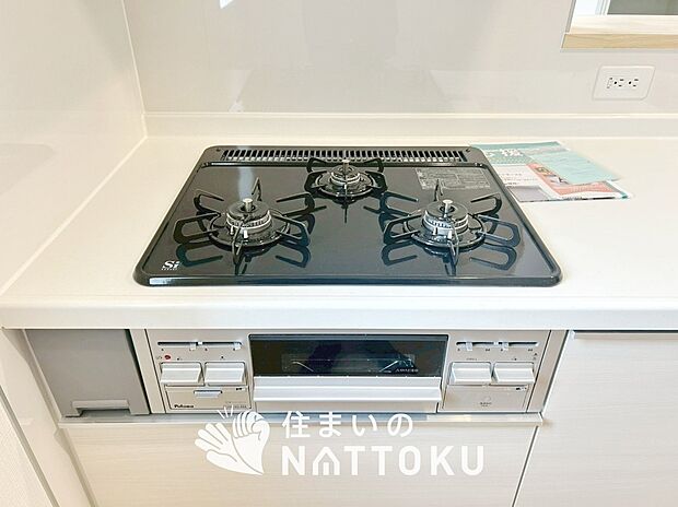 【ビルトインコンロ】フラットな構造で清掃性が高く、過熱防止センサー付3口タイプで日頃の家事も快適です。