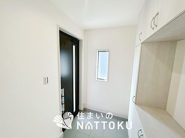 【現地写真（玄関）】玄関には、大型のシューズ収納を設置しています。