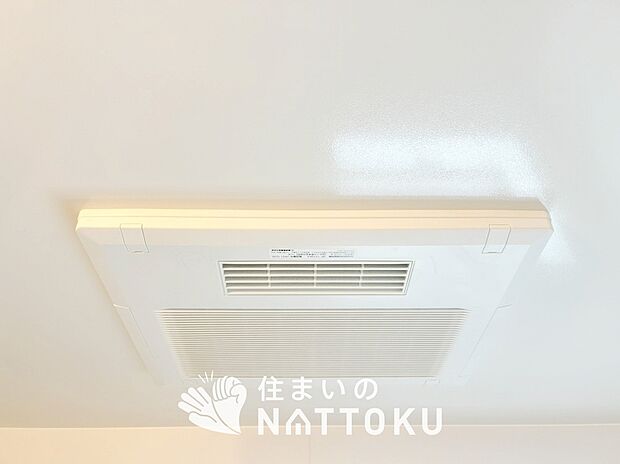 【電気式浴室暖房換気乾燥機】寒い冬場はあたたかく、暑い夏場は扇風機のような心地よさです。
雨の日は、浴室が衣類乾燥スペースになります。